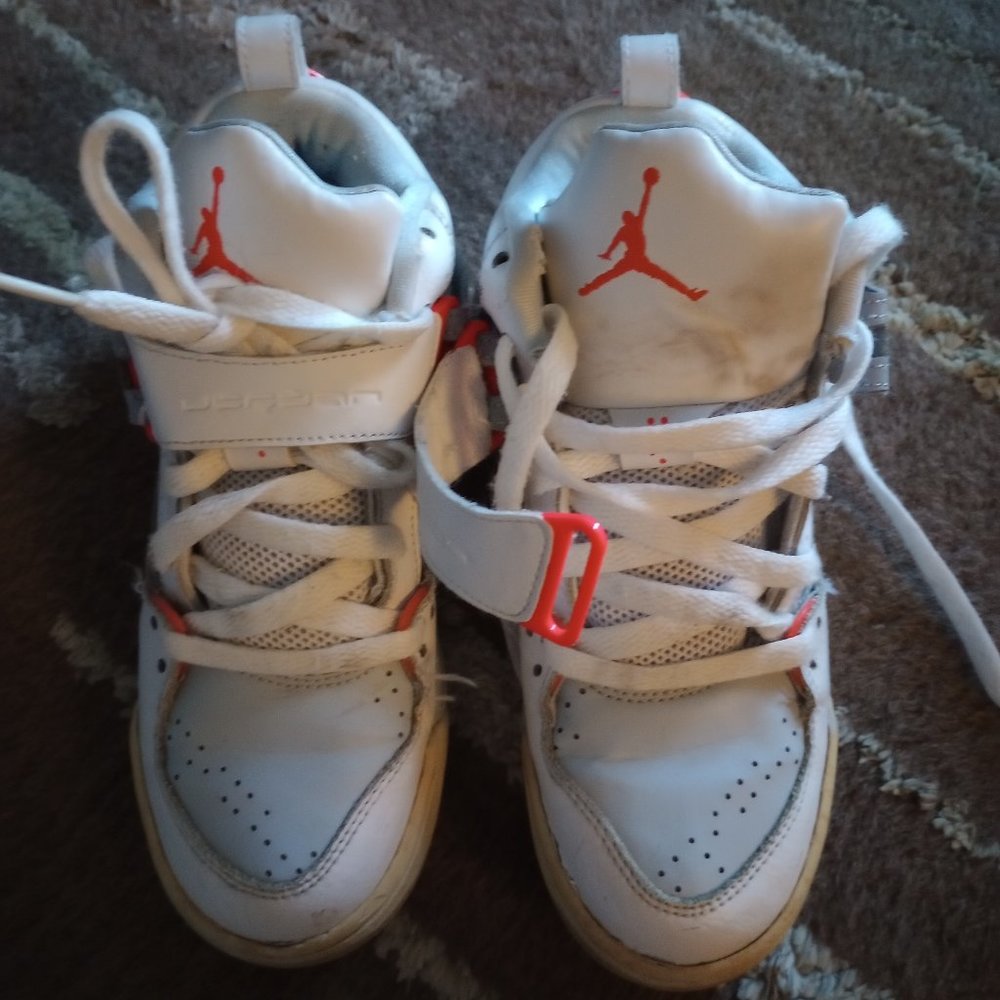 JORDAN SNEAKERS SZ 5Y